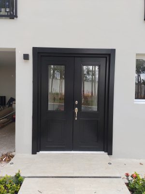 Porta em ACM com sistema de abertura dupla, modelo colonial com vidro 10 mm incolor, fechadura blim blim colonial e dupla vedação