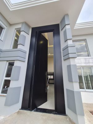 Porta em ACM preto carbono, modelo com frisos, painéis nas laterais, dupla vedação porta e batente - Imagem 3
