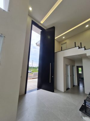 Porta em ACM preto carbono, modelo com frisos, painéis nas laterais, dupla vedação porta e batente - Imagem 7