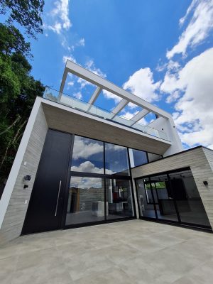 Porta em ACM preto carbono, modelo com frisos, dupla vedação porta e batente