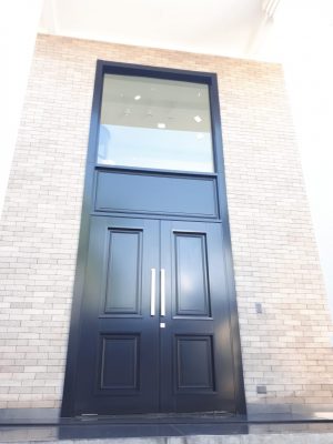 Porta em ACM preto carbono, modelo colonial exclusivo, dupla vedação porta e batente - Imagem 3