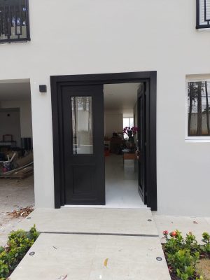 Porta em ACM com sistema de abertura dupla, modelo colonial com vidro 10 mm incolor, fechadura blim blim colonial e dupla vedação - Imagem 4