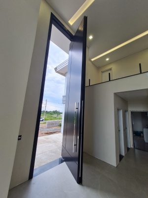 Porta em ACM preto carbono, modelo com frisos, painéis nas laterais, dupla vedação porta e batente - Imagem 8