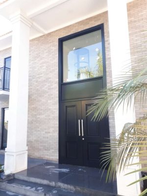 Porta em ACM preto carbono, modelo colonial exclusivo, dupla vedação porta e batente - Imagem 4