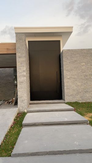 Porta pivotante em ACM preto carbono com frisos, dupla vedação - Imagem 3