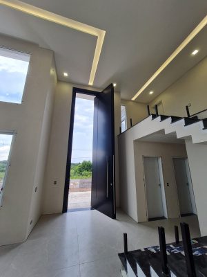 Porta em ACM preto carbono, modelo com frisos, painéis nas laterais, dupla vedação porta e batente - Imagem 6