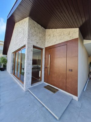 Porta em ACM aço corten, modelo com frisos, painéis laterais fixos no mesmo alinhamento da porta, dupla vedação porta e batente - Imagem 3