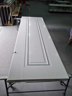 Porta em ACM branco, modelo com almofada e moldura, dupla vedação porta e batente - Imagem 5