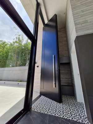 Porta em ACM preto carbono, modelo com frisos, dupla vedação porta e batente - Imagem 8