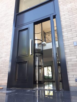 Porta em ACM preto carbono, modelo colonial exclusivo, dupla vedação porta e batente - Imagem 9