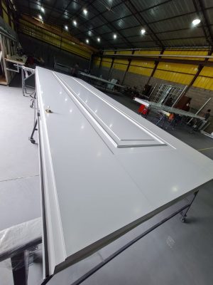 Porta em ACM branco, modelo com almofada e moldura, dupla vedação porta e batente - Imagem 10