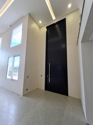 Porta em ACM preto carbono, modelo com frisos, painéis nas laterais, dupla vedação porta e batente - Imagem 11