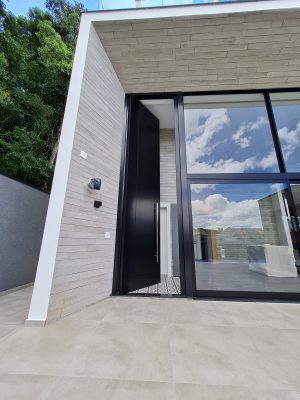 Porta em ACM preto carbono, modelo com frisos, dupla vedação porta e batente - Imagem 6