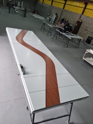 Porta pivotante em ACM, modelo exclusivo com dupla vedação