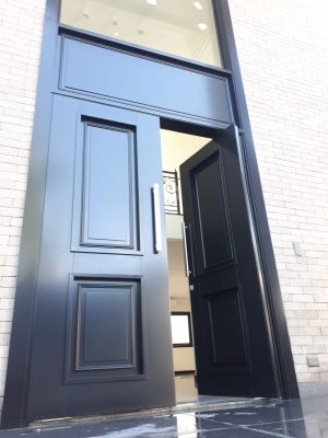 Porta em ACM preto carbono, modelo colonial exclusivo, dupla vedação porta e batente - Imagem 5