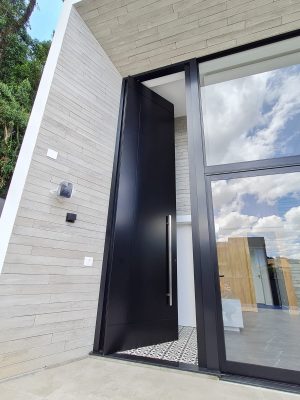 Porta em ACM preto carbono, modelo com frisos, dupla vedação porta e batente - Imagem 5