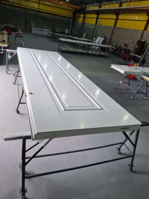 Porta em ACM branco, modelo com almofada e moldura, dupla vedação porta e batente - Imagem 2