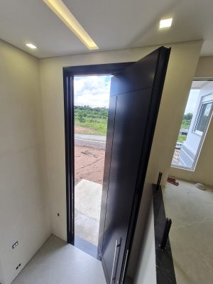 Porta em ACM preto carbono, modelo com frisos, painéis nas laterais, dupla vedação porta e batente - Imagem 10