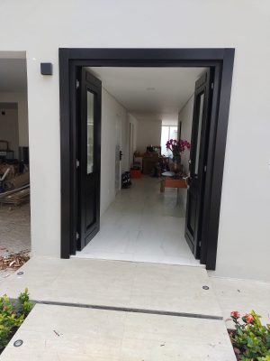 Porta em ACM com sistema de abertura dupla, modelo colonial com vidro 10 mm incolor, fechadura blim blim colonial e dupla vedação - Imagem 5