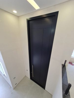 Porta em ACM preto carbono, modelo com frisos, painéis nas laterais, dupla vedação porta e batente - Imagem 12