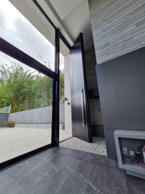 Porta em ACM preto carbono, modelo com frisos, dupla vedação porta e batente - Imagem 9