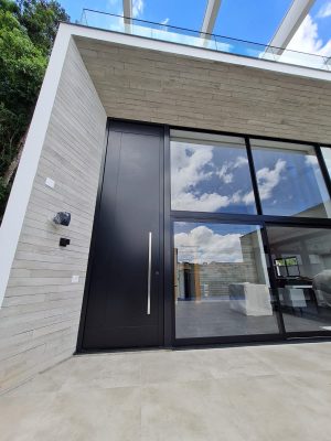 Porta em ACM preto carbono, modelo com frisos, dupla vedação porta e batente - Imagem 3