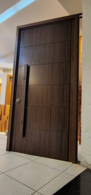 Porta pivotante em ACM sucupira com frisos horizontais, dupla vedação