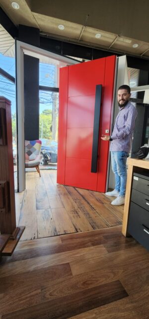 Porta em ACM vermelho ferrari, dupla vedação porta e batente