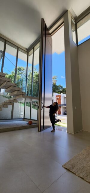 Porta pivotante em ACM com puxador cava e dupla vedação porta e batente - Imagem 2