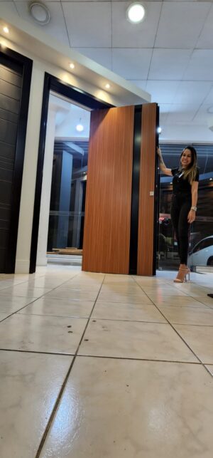 Porta pivotante em ACM mogno com puxador cava preto carbono e dupla vedação - Imagem 5