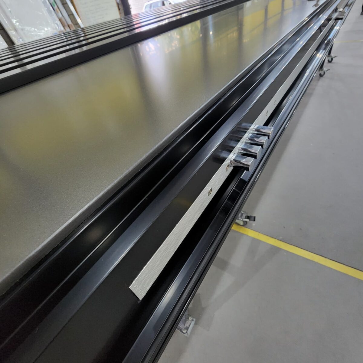 Porta pivotante em ACM ripado na vertical cor Dark Grey e dupla vedação - Imagem 6