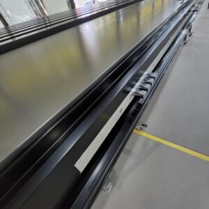 Porta pivotante em ACM ripado na vertical cor Dark Grey e dupla vedação - Imagem 6