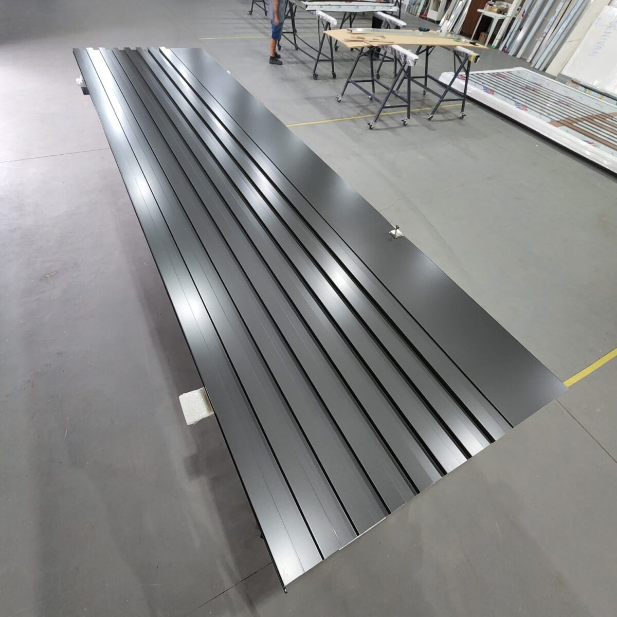 Porta pivotante em ACM ripado na vertical cor Dark Grey e dupla vedação - Imagem 5