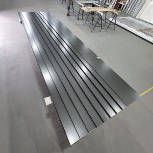 Porta pivotante em ACM ripado na vertical cor Dark Grey e dupla vedação - Imagem 5