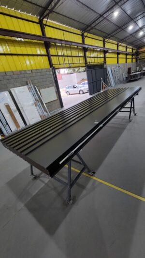 Porta pivotante em ACM ripado na vertical cor Dark Grey e dupla vedação - Imagem 4