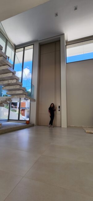 Porta pivotante em ACM com puxador cava e dupla vedação porta e batente - Imagem 4