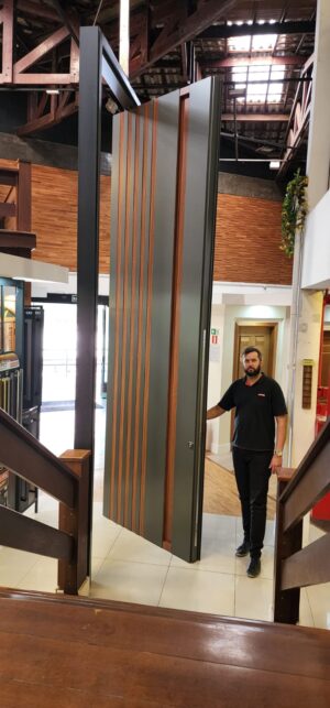 Porta em ACM Dark Grey com detalhes em Mogno, puxador cava, dupla vedação porta e batente - Imagem 4