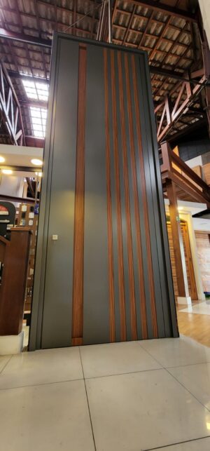 Porta em ACM Dark Grey com detalhes em Mogno, puxador cava, dupla vedação porta e batente - Imagem 6