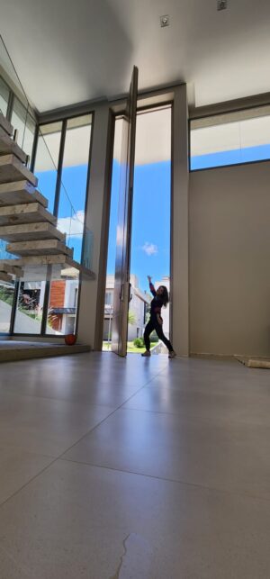 Porta pivotante em ACM com puxador cava e dupla vedação porta e batente - Imagem 3