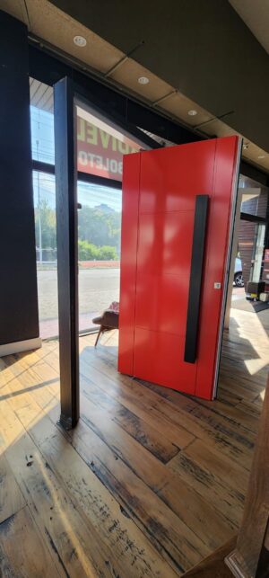 Porta em ACM vermelho ferrari, dupla vedação porta e batente - Imagem 2