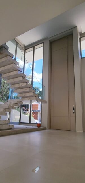 Porta pivotante em ACM com puxador cava e dupla vedação porta e batente - Imagem 5