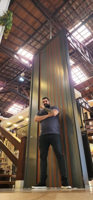 Porta em ACM Dark Grey com detalhes em Mogno, puxador cava, dupla vedação porta e batente - Imagem 2