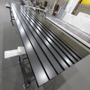 Porta pivotante em ACM ripado na vertical cor Dark Grey e dupla vedação - Imagem 8