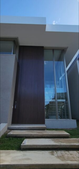 Porta pivotante em ACM com puxador cava e dupla vedação porta e batente - Imagem 7