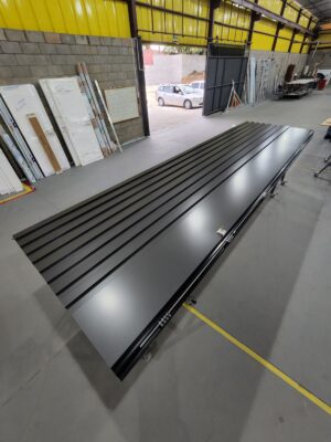 Porta pivotante em ACM ripado na vertical cor Dark Grey e dupla vedação - Imagem 3