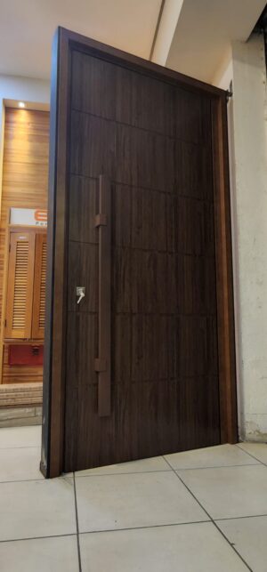 Porta pivotante em ACM sucupira com frisos horizontais, dupla vedação - Imagem 2