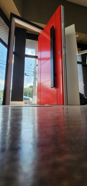 Porta em ACM vermelho ferrari, dupla vedação porta e batente - Imagem 3