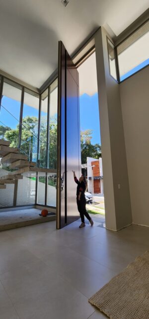 Porta pivotante em ACM com puxador cava e dupla vedação porta e batente - Imagem 6