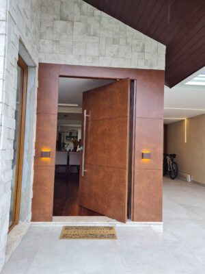 Porta em ACM aço corten, modelo com frisos, painéis laterais fixos no mesmo alinhamento da porta, dupla vedação porta e batente - Imagem 5