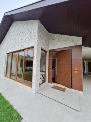 Porta em ACM aço corten, modelo com frisos, painéis laterais fixos no mesmo alinhamento da porta, dupla vedação porta e batente - Imagem 6